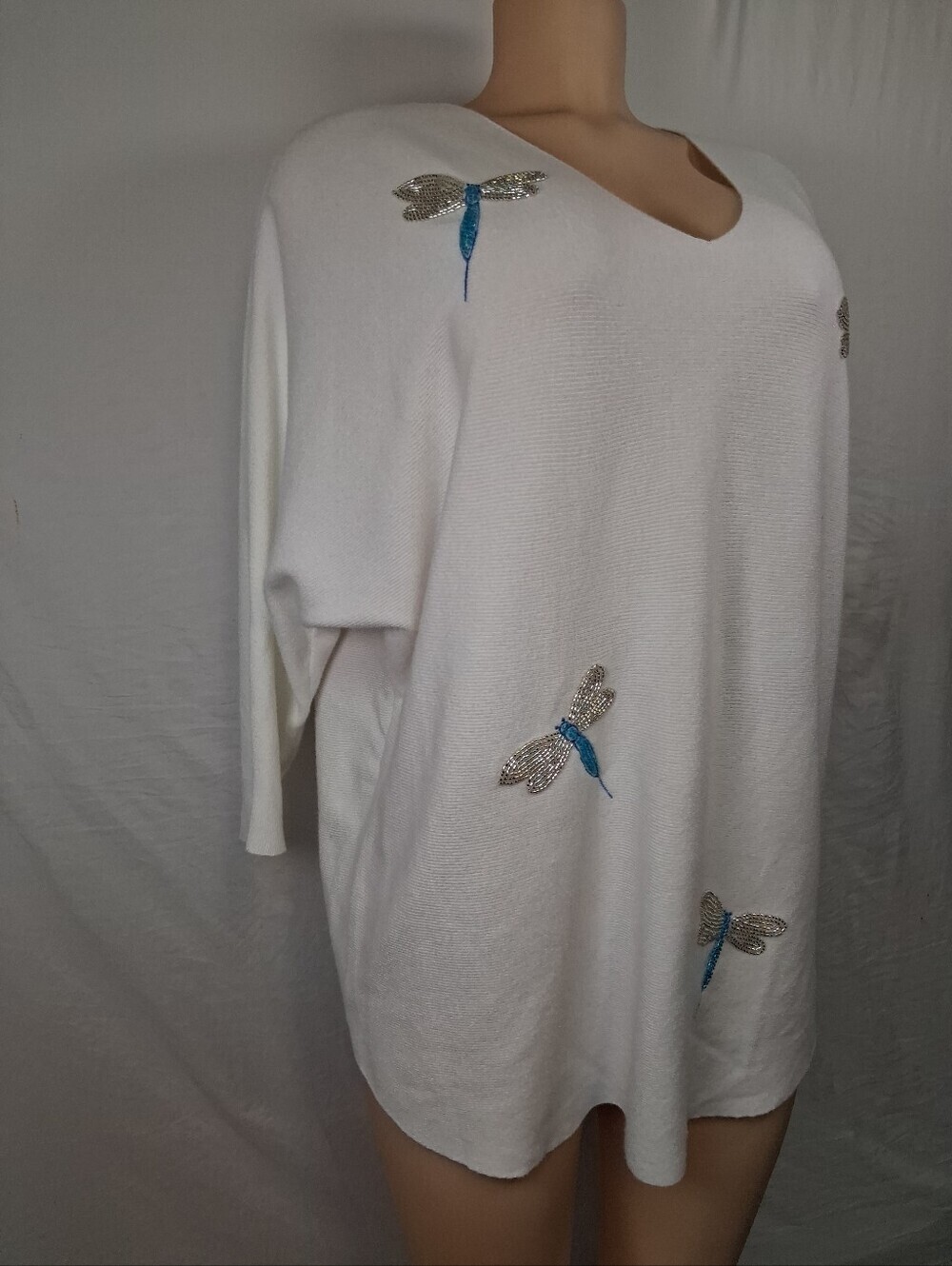 Liv Milano White V-Neck Sweater with Beaded Dragonfly Embellishments Size 1X - Picture 15 of 17
